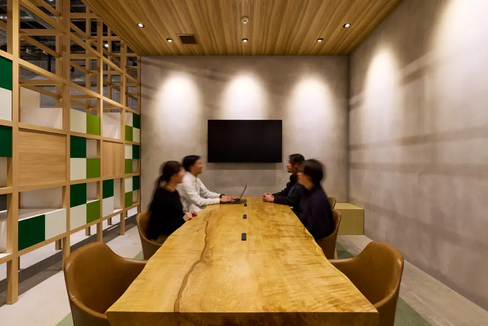 会议室，回顾客人的体验并与下一个对话。桌子的顶板使用剩余建材的一整块名木*