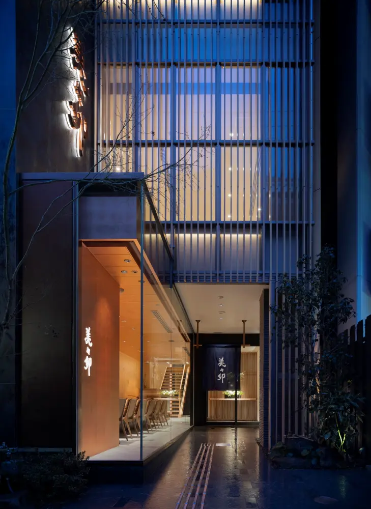 Entrance: Enter through the noren curtain and enjoy the view of the food scene projected by the merchants of Senba, Osaka.