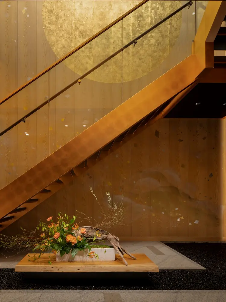 1st floor waiting room: An open-ceiling space designed to resemble a moon-viewing platform. The universal joy of "admiring the moon" while slurping udon noodles is recreated in the modern city.