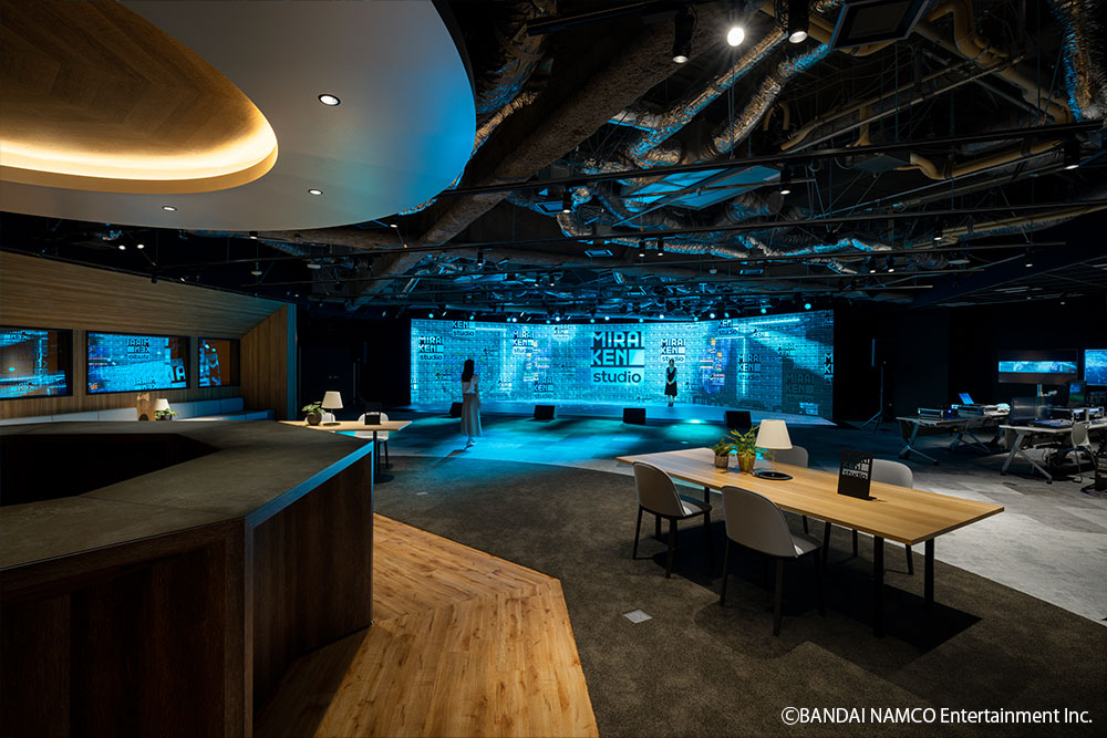 バーチャル空間やゲーム・ライブ素材等を掛け合わせ、バーチャル空間内に実空間の演者が入り込むことができ、実空間と仮想空間が次元の壁を超え、境界なく撮影ができる。