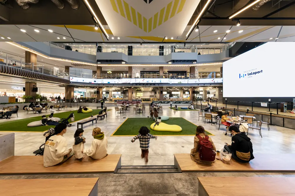 Fansta XROSS STADIUM: During normal times, grass mats and movable furniture create a park-like space for play and relaxation.