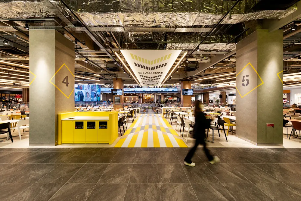 Sakai Food Stadium: Yellow is the key color, and the pathways connecting the atrium to the surrounding area are decorated with graphics that create the uplifting atmosphere that is unique to stadiums.