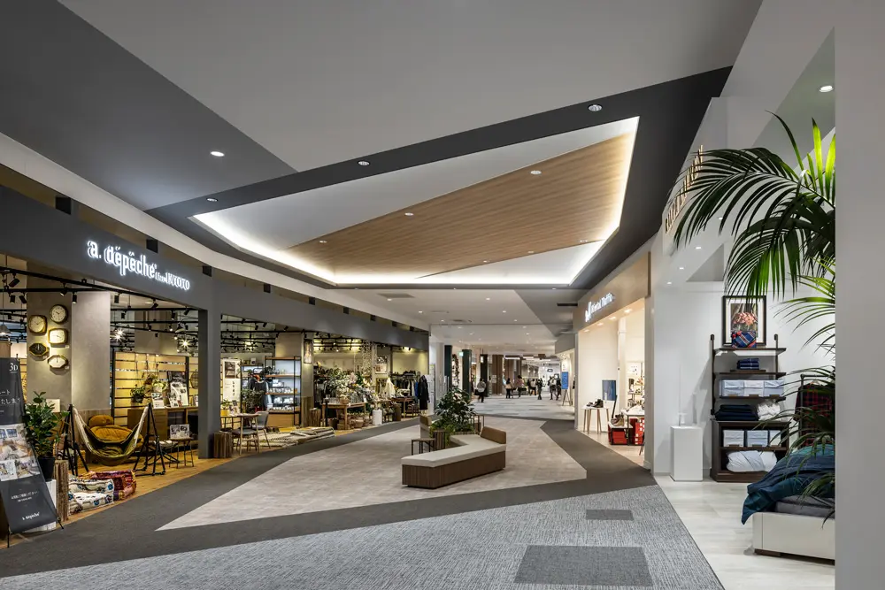 The vertical line will be used as an eye-catching node, and the rest area in the middle of the mall will be a sub-node that will allow customers to wander around without getting bored.