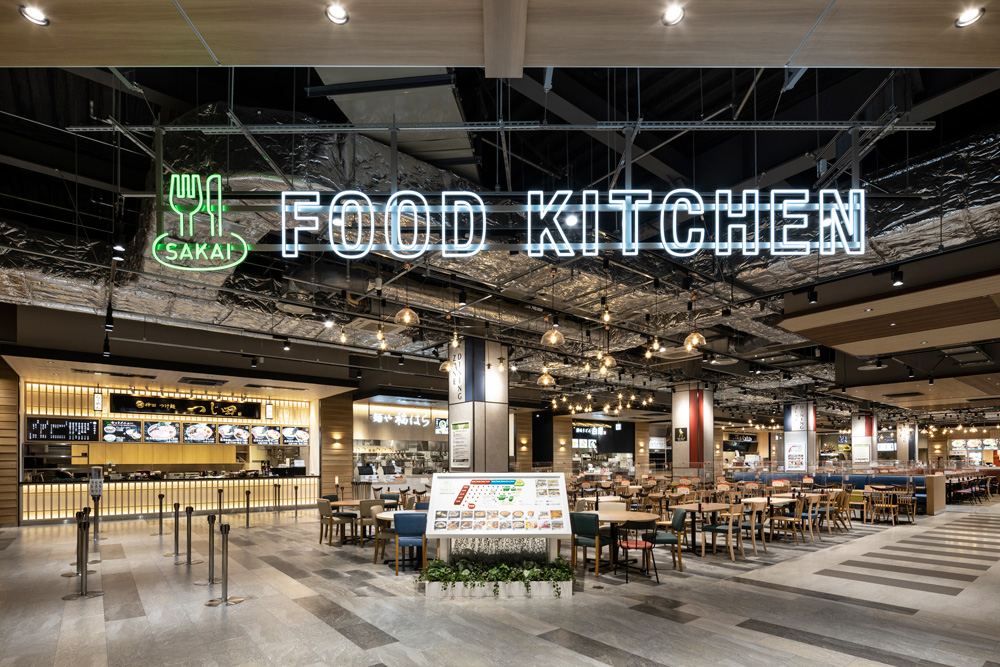 Sakai Food Kitchen:区域最大规模的拥有约1400个席位的3楼大型美食广场。它以与Sak市时代相关的“过去，现代，未来”为主题分为三个区域，使其成为一个可以在一天中使用的空间