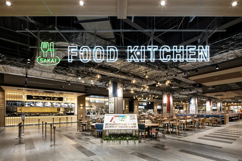 Sakai Food Kitchen: A large food court on the third floor with approximately 1,400 seats, the largest in the area. Divided into three zones based on the theme of "past, present, and future" that are linked to the era of Sakai City, it is a space that can be used throughout the day.