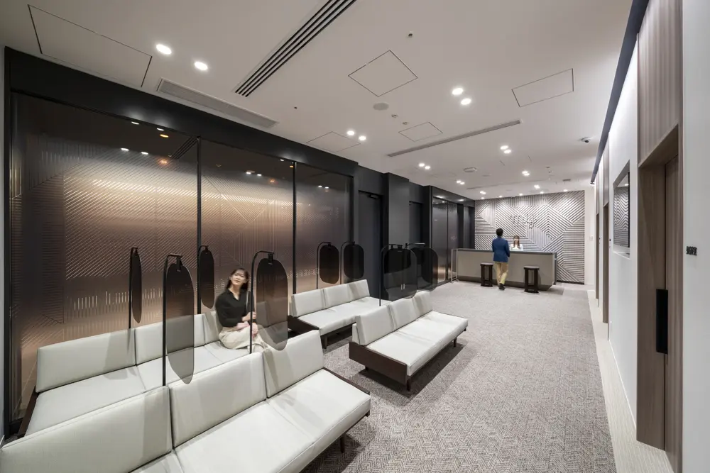 The outpatient area is based on the same "urban calm" concept as the medical examination area, creating a unified look throughout the facility.