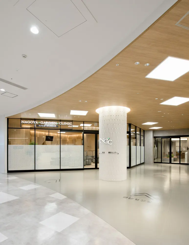 Entrance: A casual, welcoming atmosphere for a clinic that is open to daily use.