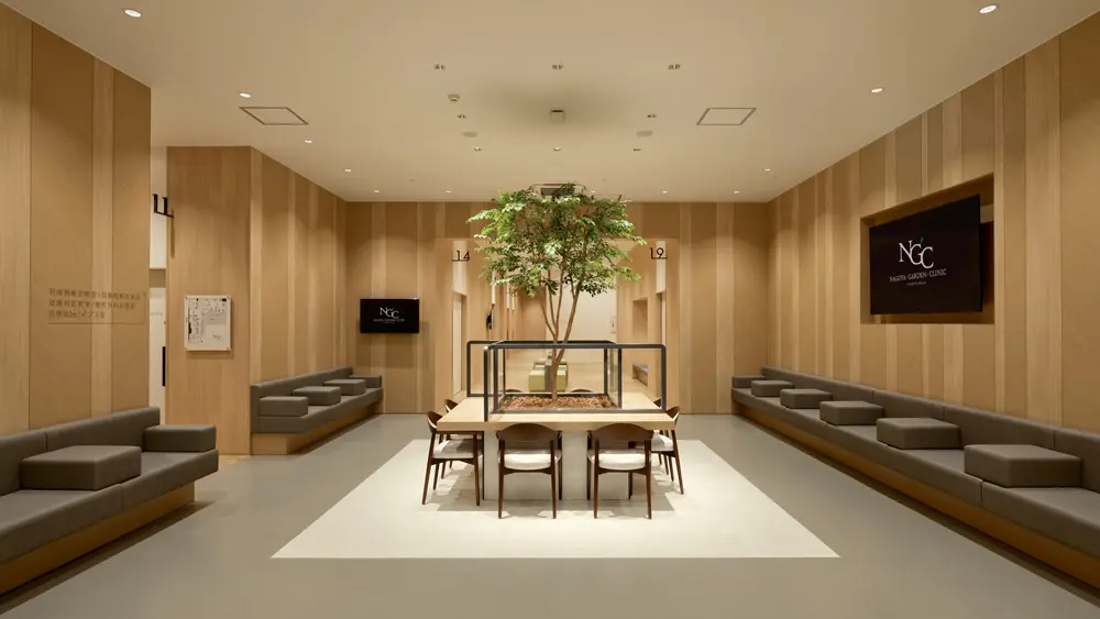 Middle waiting area: The wooden walls ease any tension and allow you to relax while you wait.