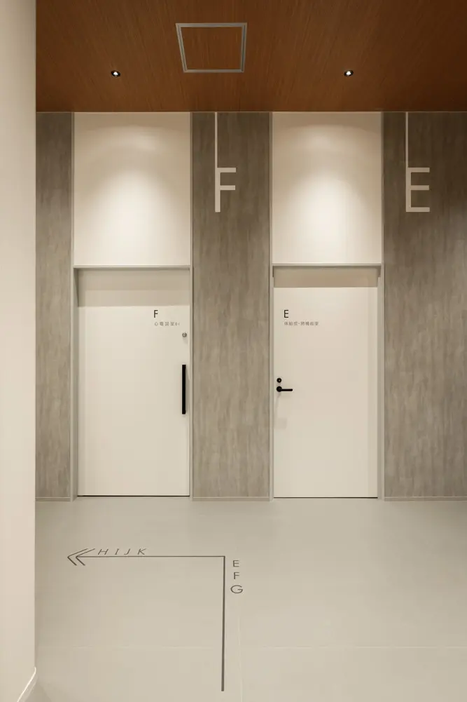 The entire space was used to install large, highly visible guiding signs and room name signs.
