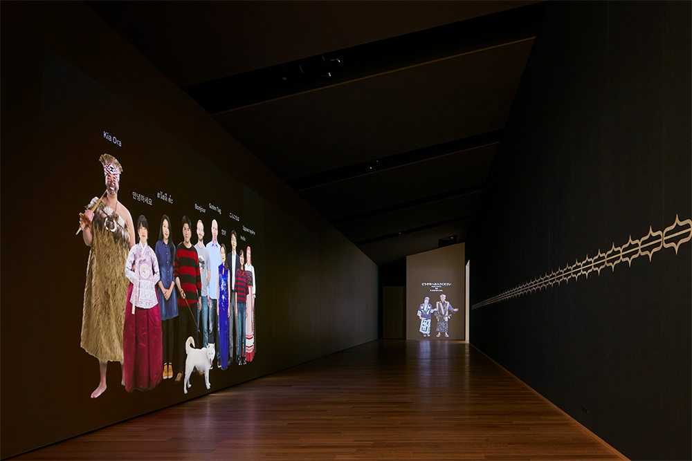 導入展示：展示室に続く通路では、映像演出によりアイヌ民族を含む世界の民族が来館者を出迎え、展示室に誘う