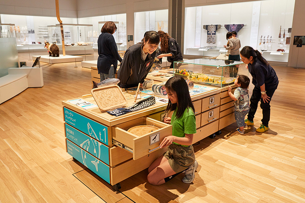 エデュケーターによる解説もあり、周囲に展示された実物資料と行き来しながら、アイヌ文化への理解を深められる *