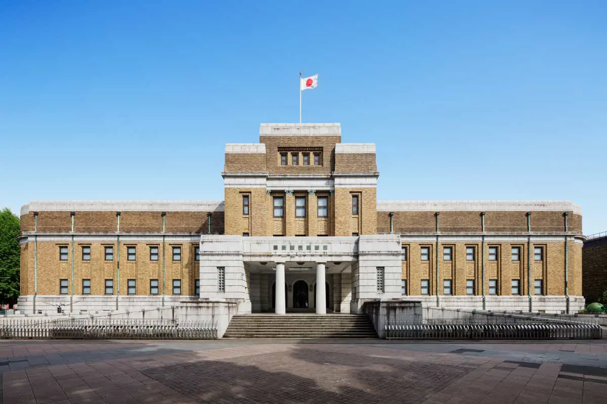 The appearance of the National Museum of Nature and Science's Japan Gallery, a building designated as an Important Cultural Property, and the distinctive appearance of its series of windows visible from the exterior.