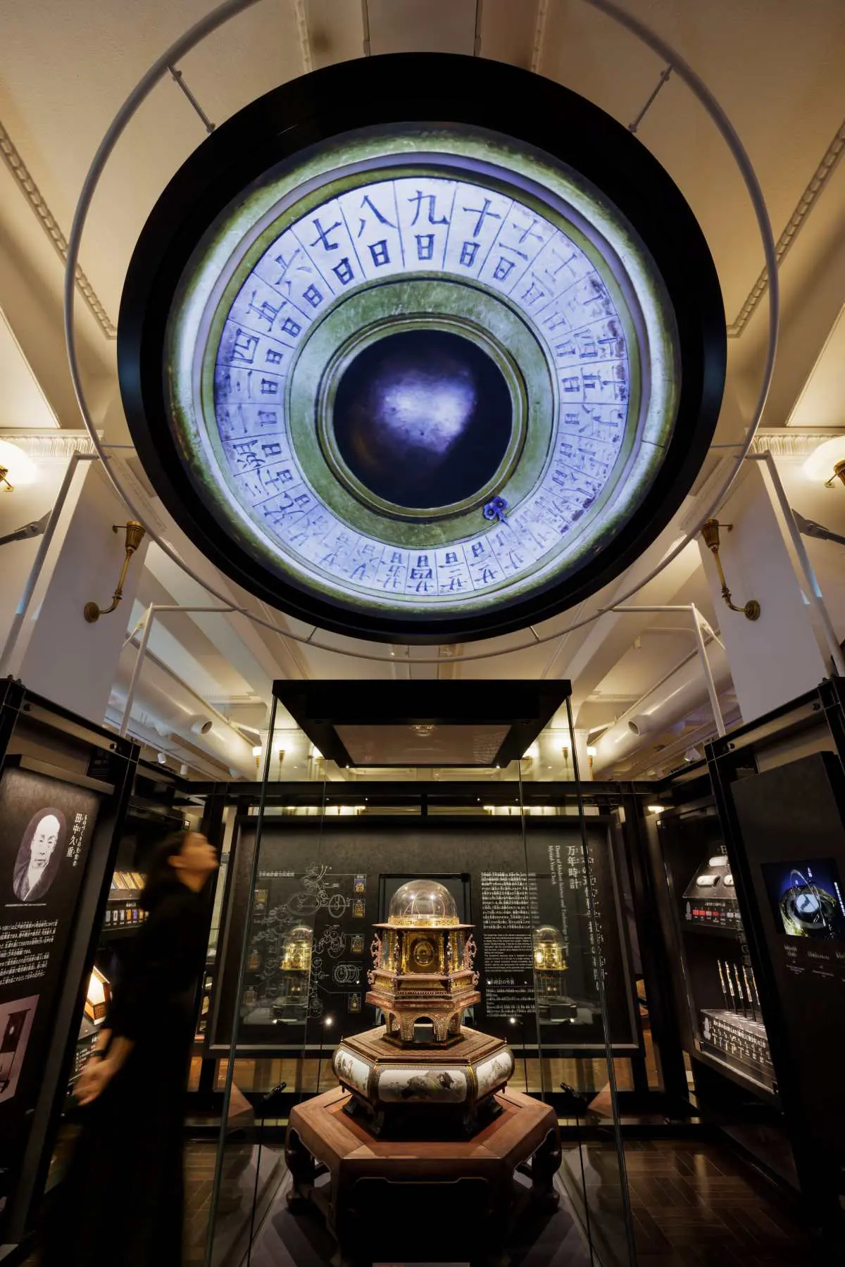 At the entrance to the exhibition room, an introductory Video /sign featuring an "eye" resembling a lens, designed to focus on the exhibits, is placed on the ceiling.