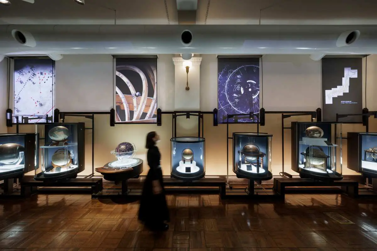 "Knowing the Heavens" Corner: Four rhythmically arranged windows display Video designed to pique interest in the exhibited materials.