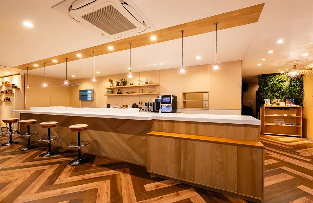 The drink counter, which catches the eye of customers, is made of wood panels and domestic strandboard (an interior material made by forming fine shavings into boards with a special adhesive).