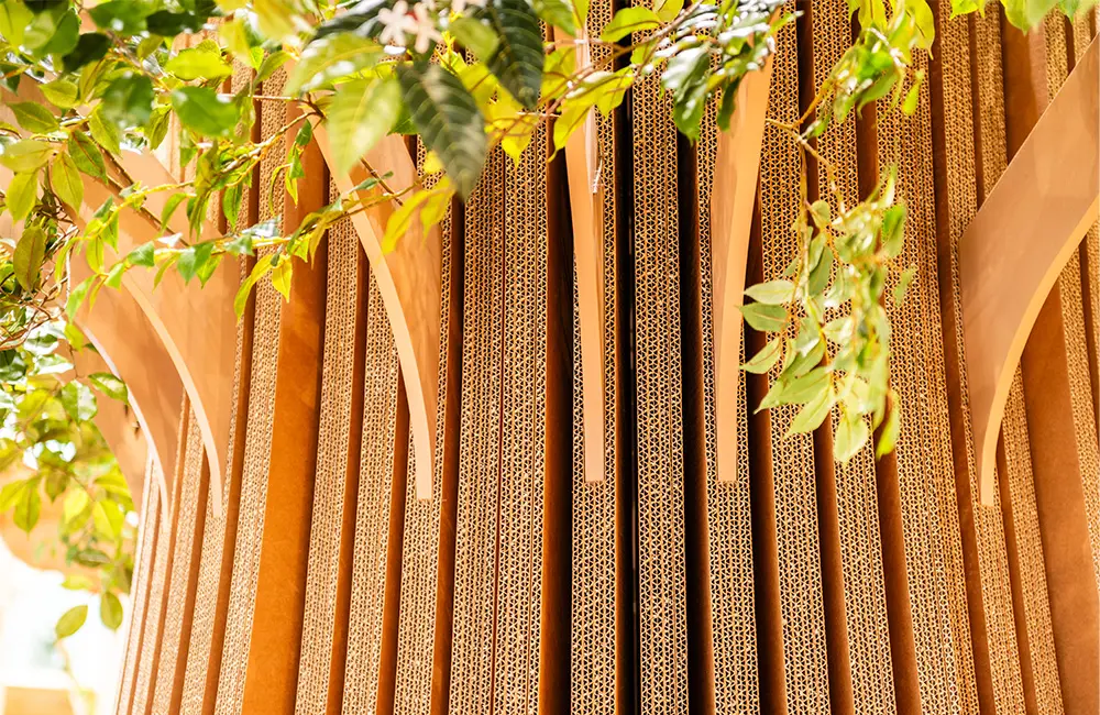 The coffee tree is placed in the center of the store. The cross section of the cardboard is intentionally left visible, making the design easy to understand that it is made from recycled materials.
