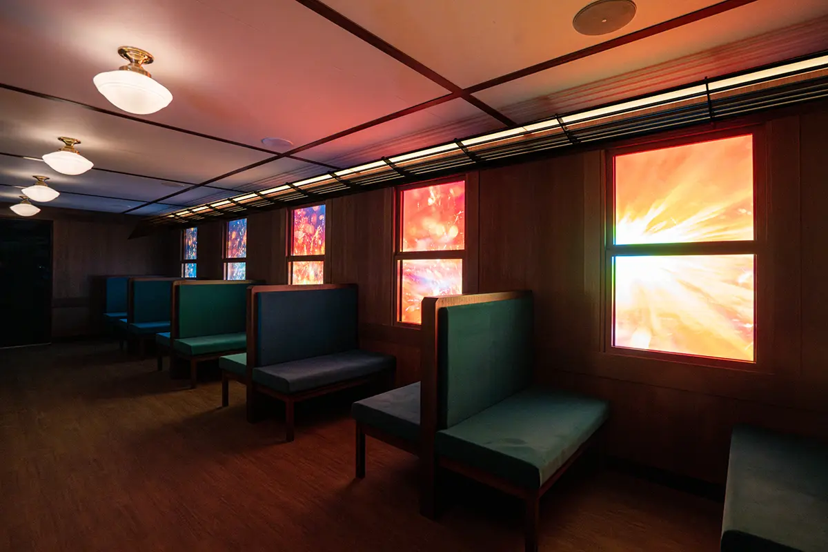 The 9m-long Mugen Train is realistically recreated with monitors and fixtures that mimic the train windows. The interior lights flicker in response to the voices and footsteps of Tanjiro Kamado and his friends as they fight demons on the train, allowing you to relive scenes from the movie.