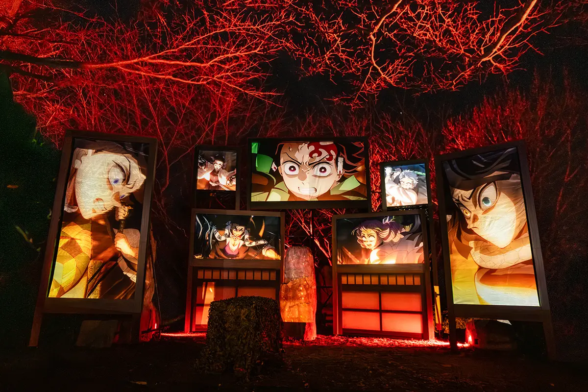 Seven screens are used to create a three-dimensional representation of Tanjiro Kamado and friends falling into the Mugen Castle.