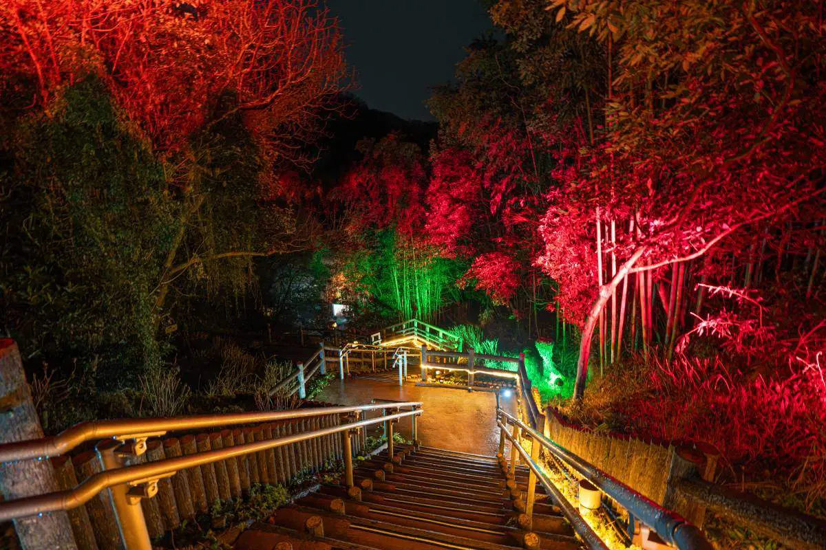Entrance Staircase: Lighting Spatial Production and sound effects convey the tension of the Survey Corps' expedition outside the walls, creating a space to set the mood.