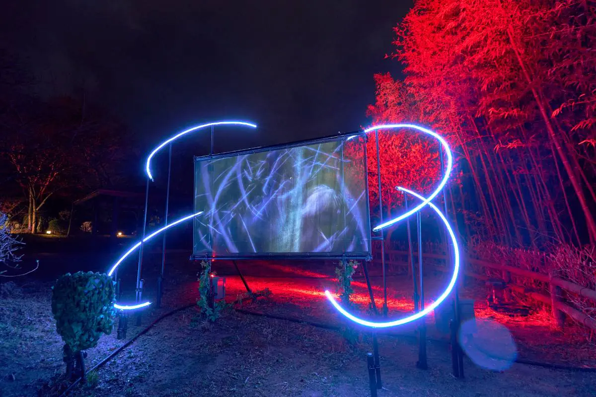 The battle between Captain Levi and the Female Titan is depicted three-dimensionally using curved lighting and strobes. By illuminating the scene in sync with the sword strikes, the entire space beyond the screen is extended to Spatial Production the battlefield.