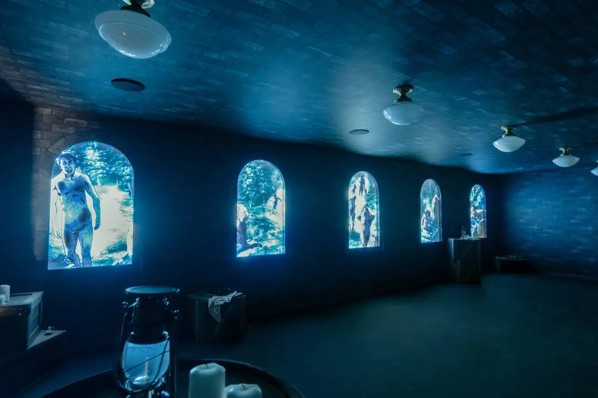 The interior of Utgard Castle is realistically recreated using monitors, fixtures, and props that mimic windows. Lights flicker as giants approach and buildings collapse, allowing visitors to relive the tense scenes from the film.