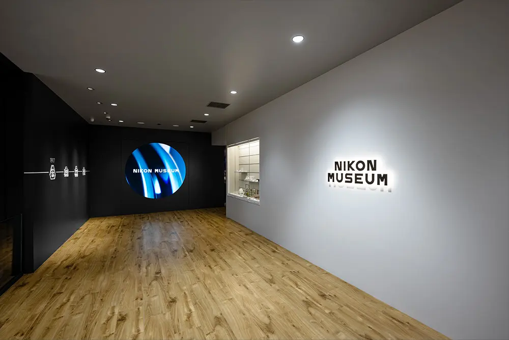 入口区：展览重点介绍尼康光学玻璃的历史和公司的起源。入口处设有圆形影像，主题为“以光的力量开启未来”，吸引参观者对展览充满期待。