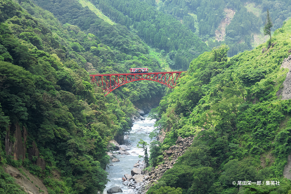 地震で崩落し、新たに架け替えられた第一白川橋梁の上を走る