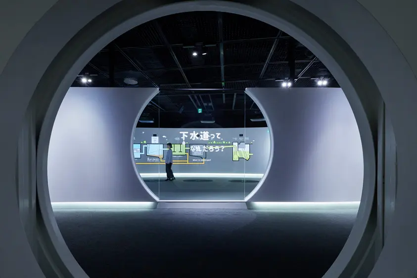 展览室入口:一边对伸入下水道的设计感到振奋，一边进入下水道的世界