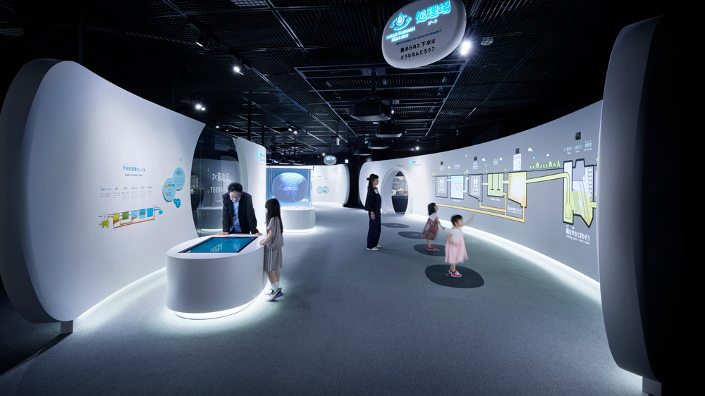 展示室：下水の発生から処理場に運ばれ、きれいな水となって川や海へと還るという、下水処理の流れに沿って展示を巡る