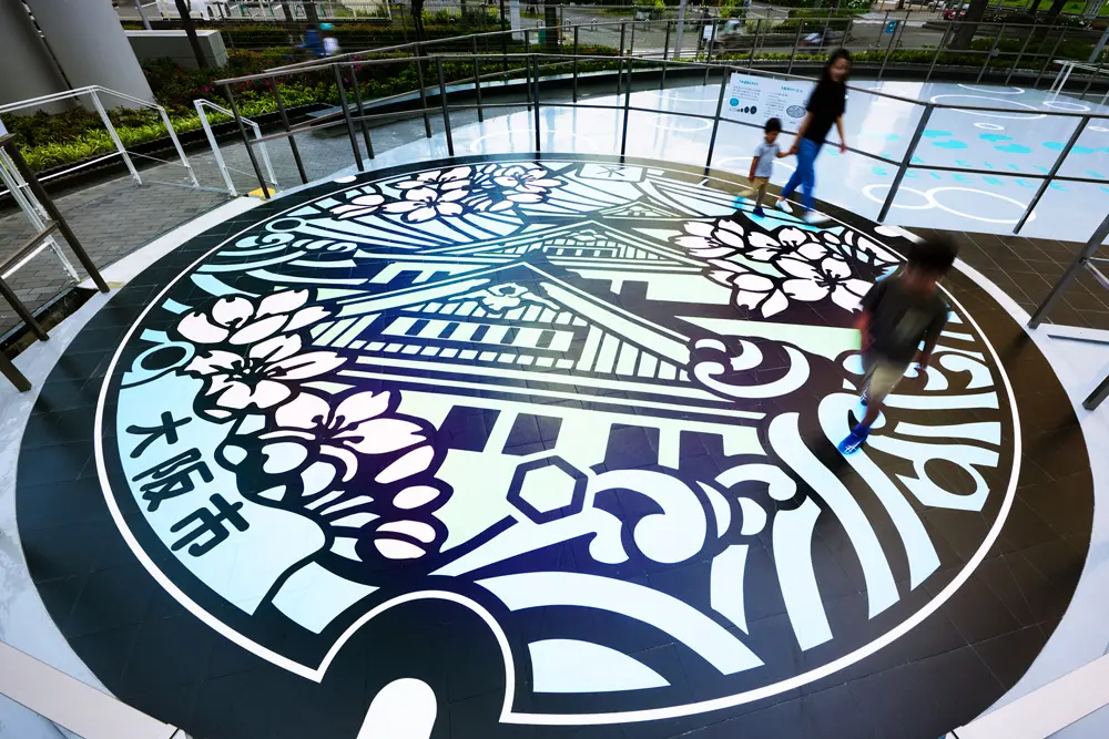 大井盖是科学馆外大阪市井盖的放大版，可以在地图上搜索时找到。