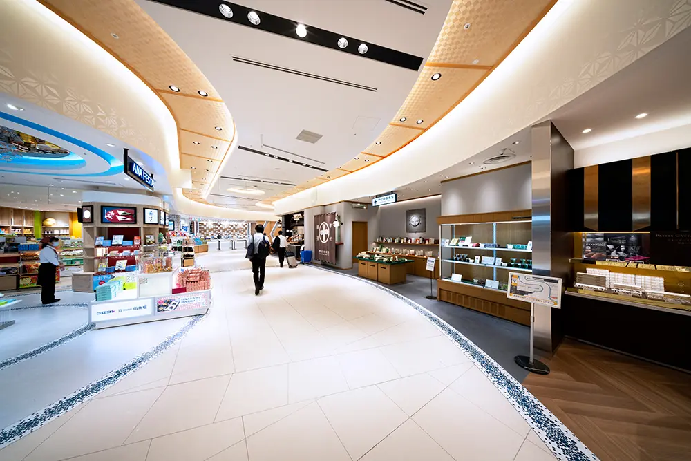 Passing through a bright and comfortable passageway reminiscent of the flowing waters of "Aqua Metropolis Osaka," you can depart Osaka in an elegant atmosphere.