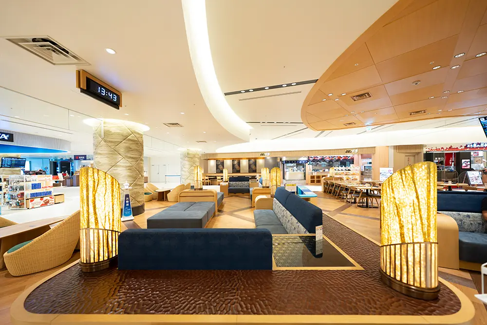The waiting area is equipped with comfortable sofas. You can enjoy the atmosphere of Kansai while waiting for your departure in a space that uses materials unique to Japan.