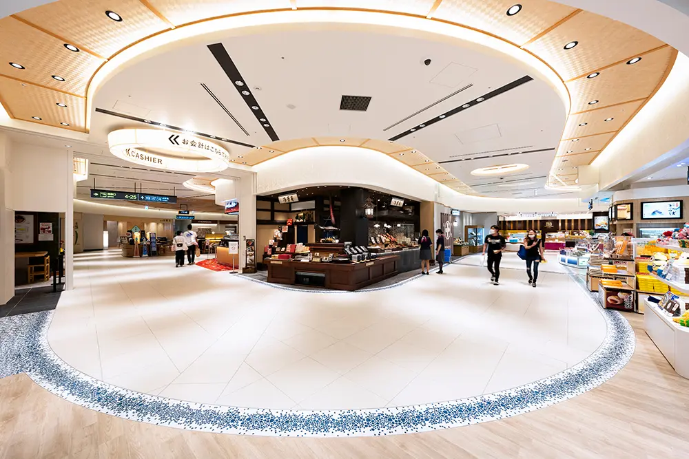Just past the security checkpoint is a walk-through commercial area, located on either side of the passenger flow. It is a festive place to say goodbye, surrounded by the hustle and bustle of business that is so typical of Osaka and the Kansai region.
