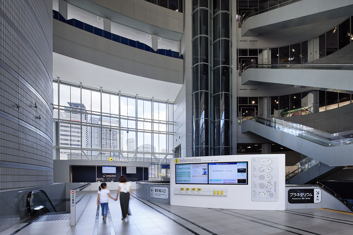 We revised the flow of visitors, making the transition from entry to ticket purchase to exhibition hall smoother. We also introduced an online digital signage system.