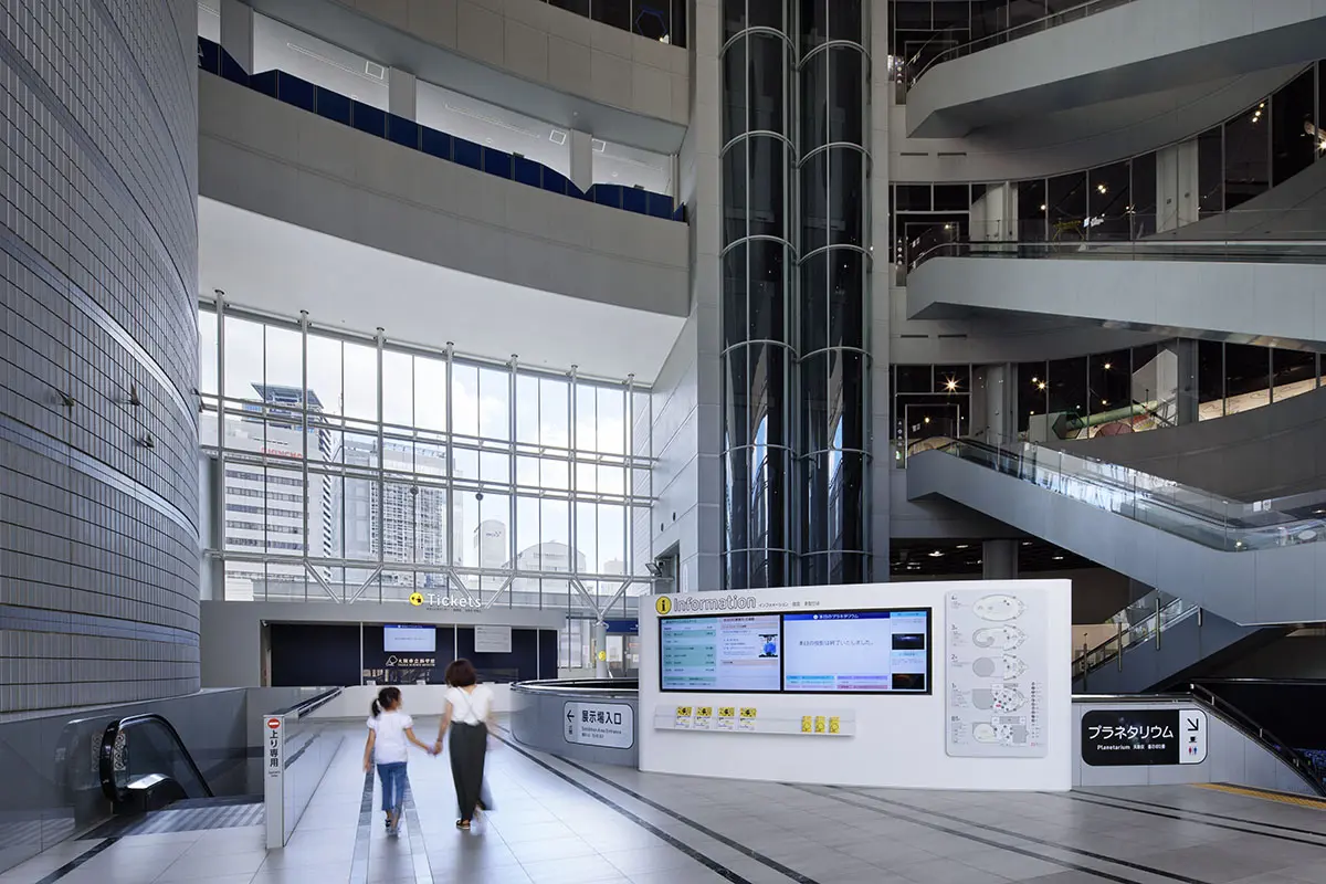 We revised the flow of visitors, making the transition from entry to ticket purchase to exhibition hall smoother. We also introduced an online digital signage system.