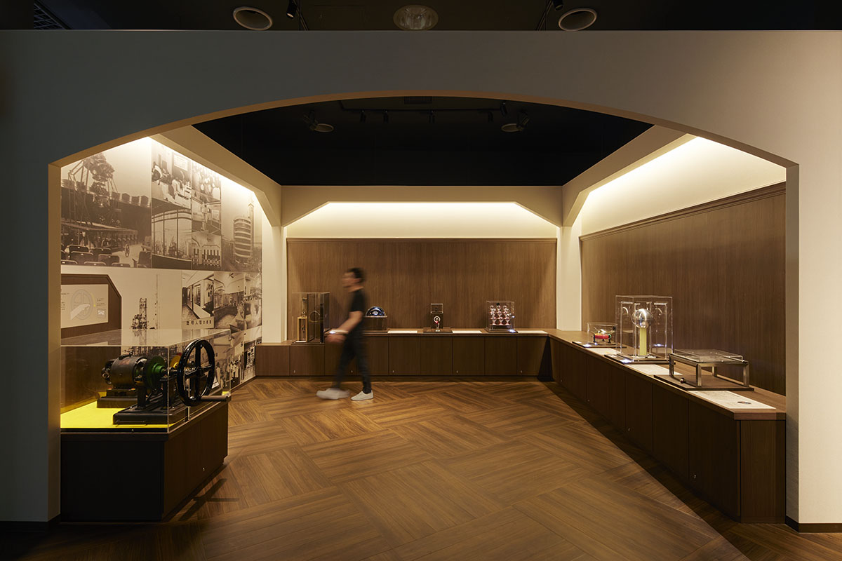 4th Floor "Osaka and Science": Inherits exhibits and interactive items from its predecessor, the Osaka City Electric Science Museum, Japan's first science museum.