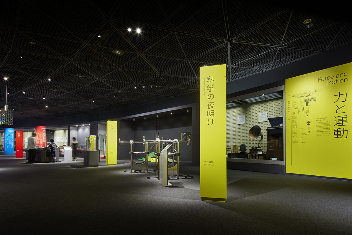 4th Floor "The History and Progress of Science": An exhibition structure that connects historical science materials and interactive items with signage.