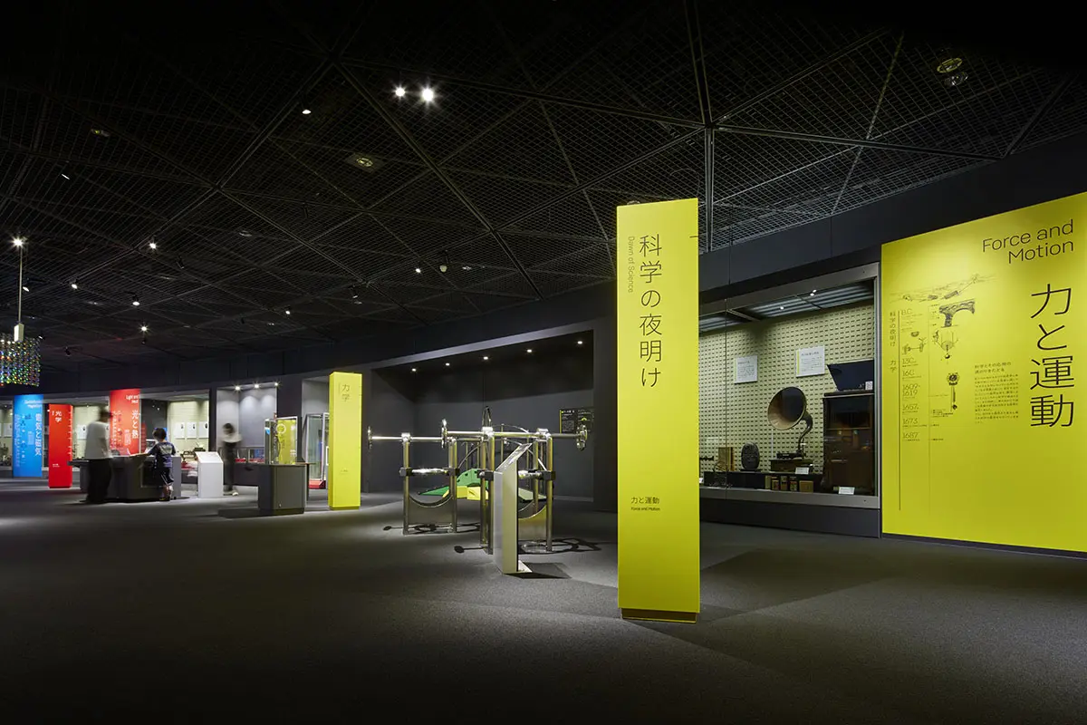 4th Floor "The History and Progress of Science": An exhibition structure that connects historical science materials and interactive items with signage.