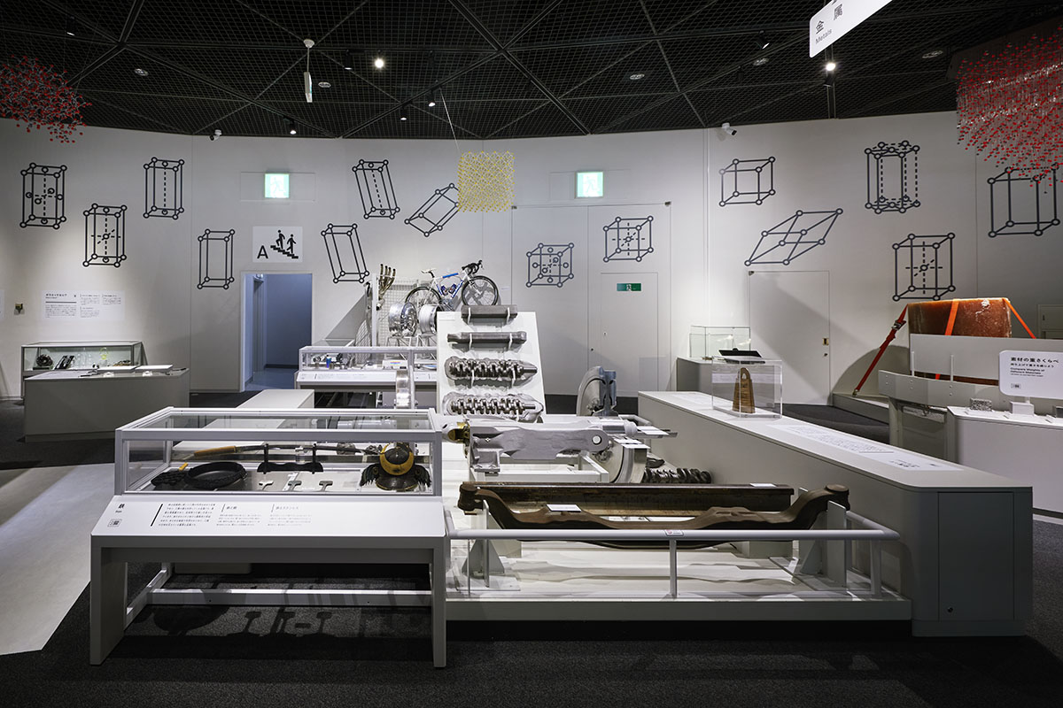 3rd Floor "Exploration of Matter": A comprehensive exhibition combining wall graphics, crystal models, and actual materials, showcasing the world of chemistry in a way rarely seen in Japan.