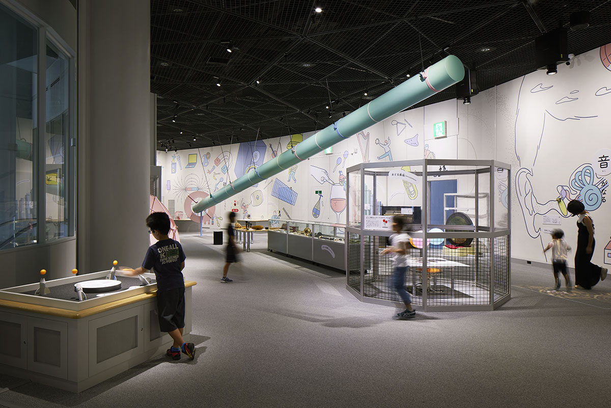 2nd Floor "Science for Everyone": A variety of items and wall graphics designed to help you experience the connection between everyday phenomena and scientific principles.
