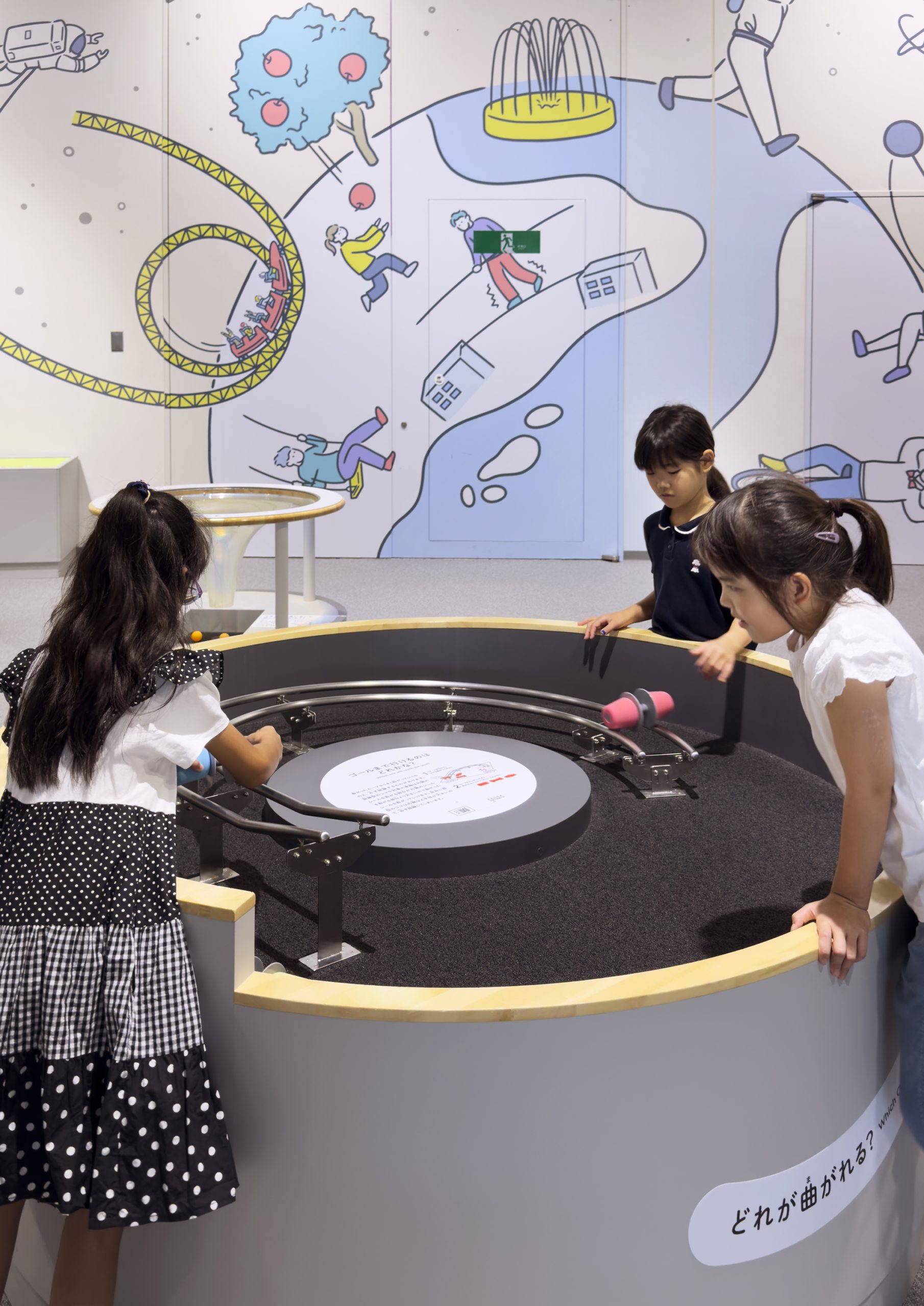 2nd Floor "Science for Everyone": Experiential items designed with ease of understanding and safety in mind so that children can enjoy themselves with peace of mind.