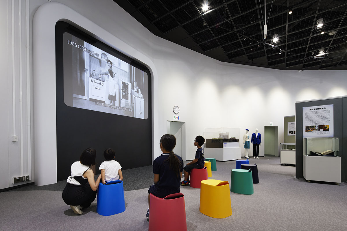 1st Floor "Everyone's Science Lab": A new area for special exhibitions and a mini science show corner have been added.