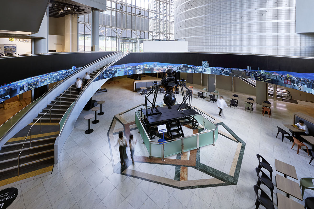 B1F: The Carl Zeiss II planetarium, the first planetarium in East Asia, installed during the time of the Osaka City Electric Science Museum, is displayed in the atrium as a symbol. It is also the motif of the logo.