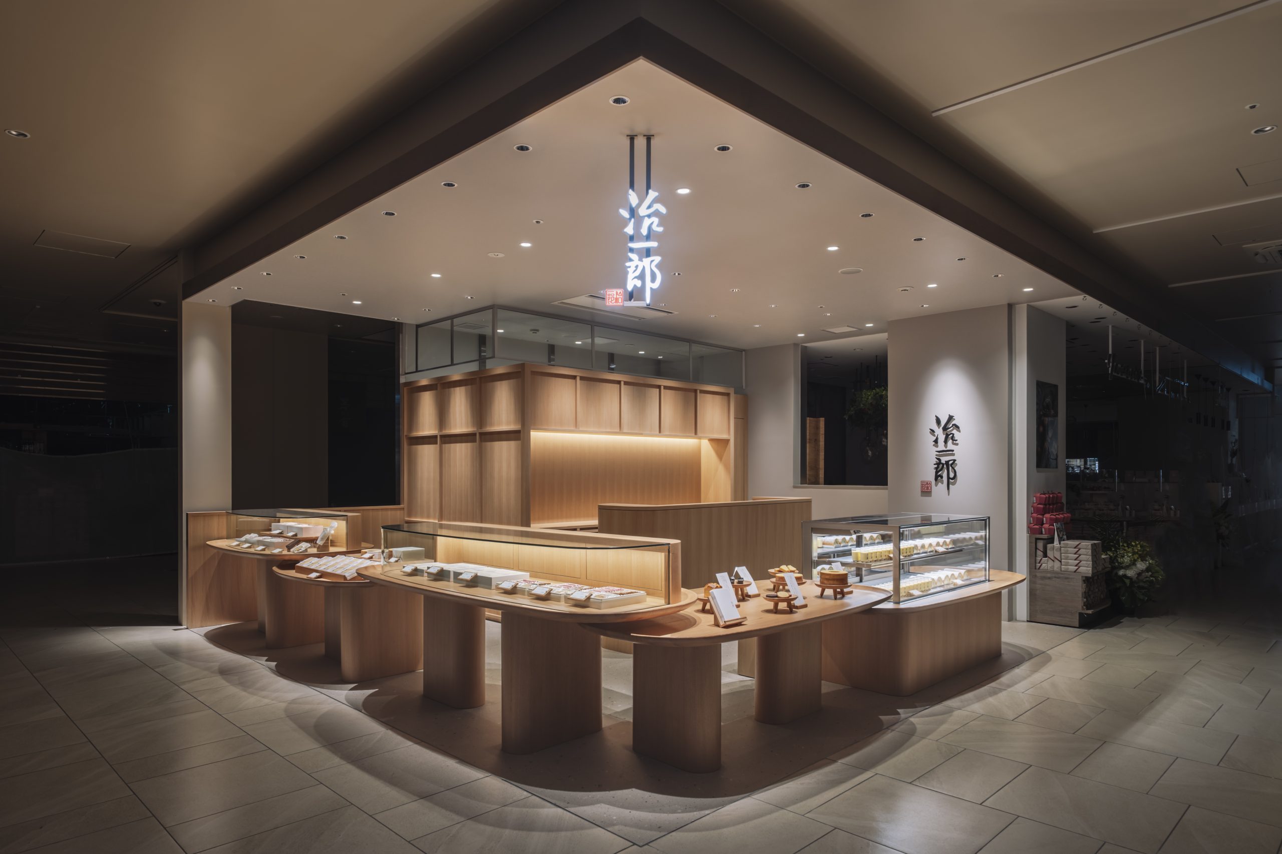 その店にしかない価値をどう生むか？治一郎×マルニ木工×丹青社の共創による店舗デザインの新しいカタチ