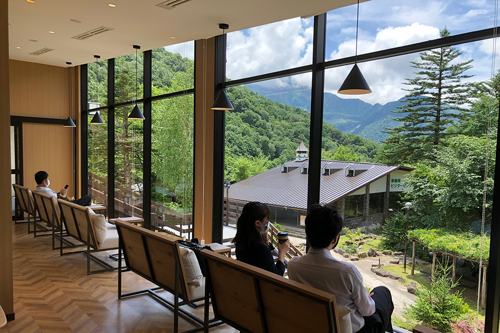 从窗边的沙发座位可以欣赏到新穗高壮观的景观。让人忍不住想长住的宁静空间。