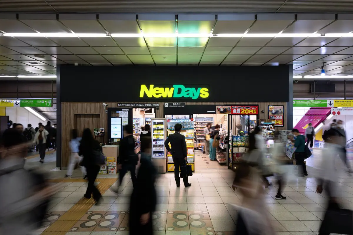 以深灰色为基调的店铺立面。它突出了标志，创造了整个空间的和谐