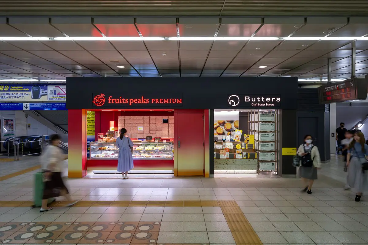 通过统一商店立面的外观，我们消除了杂项印象