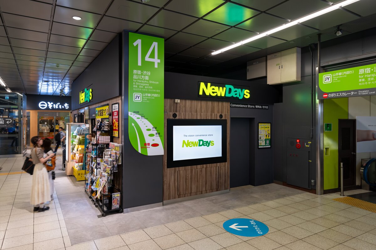 角をアール化しインデックスをイメージした番線サイン。各路線を象徴する色で直感的な誘導と視覚的な優しさを両立させた