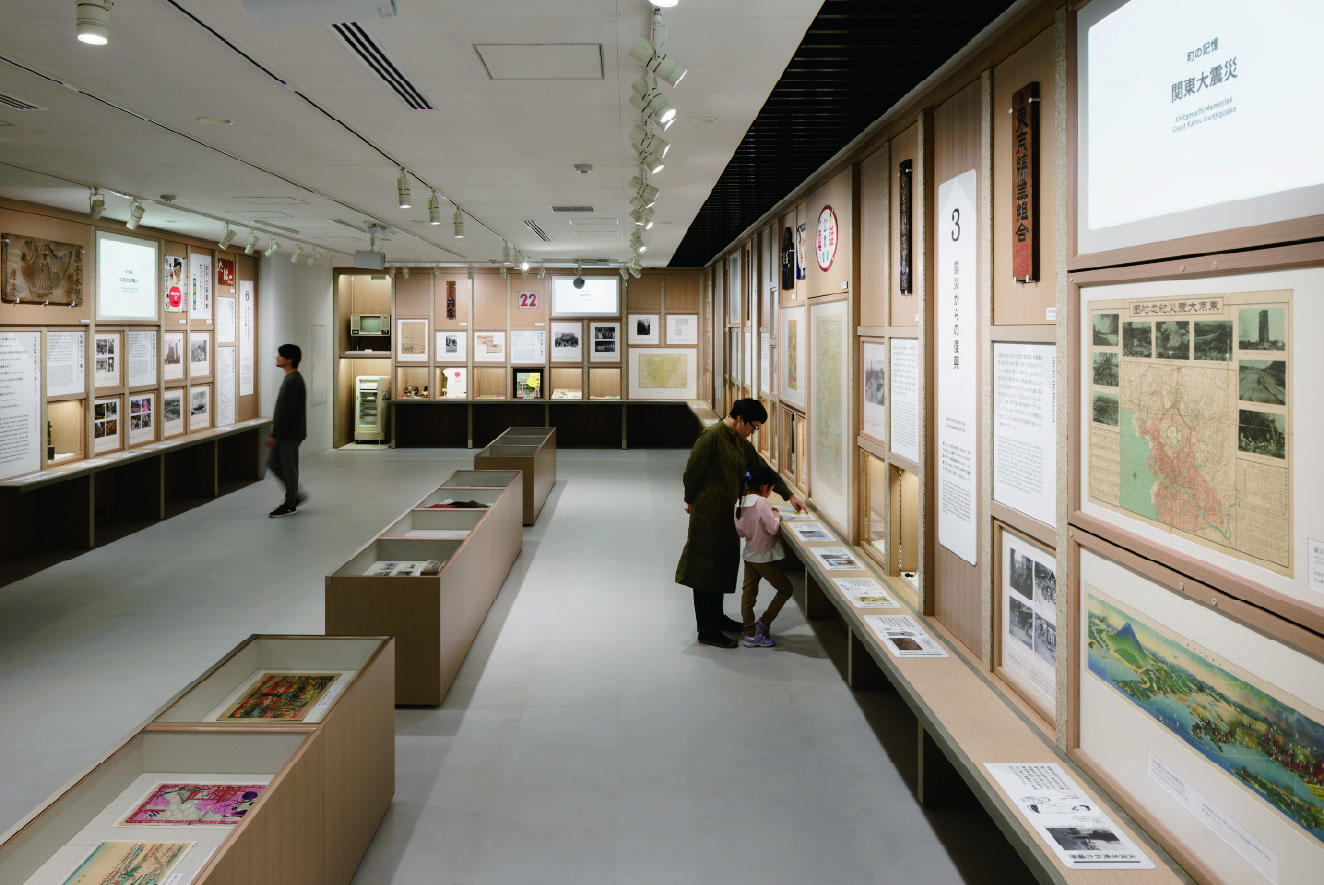 【下町の移り変わり（常設展示）】下町の暮らしや文化の変遷を時代順に紹介。可動棚により多様な資料展示に柔軟に対応可能な構成とした