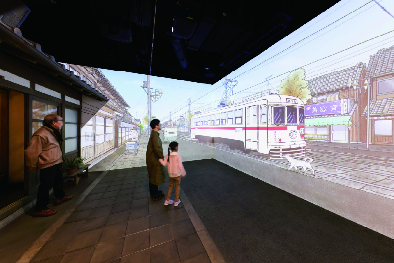 【昭和30年代の町並み（再現展示）】実物大の家屋と映像演出を組み合わせ、かつての下町を体感できる没入空間を構成
